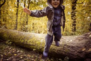 Barn ute i naturen